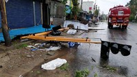 Sebuah lampu lalu lintas tumbang akibat diterjang Topan Gaja. Warga pun telah dievakuasi ke tempat yang lebih aman untuk meminimalisir jatuhnya korban akibat topa mematikan itu.