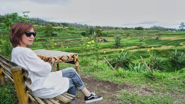 Presenter cantik ini berkunjung ke Nagari Tuo Pariangan, salah satu desa tercantik di dunia versi Budget Travel. Najwa pun berfoto dengan hamparan sawah yang hijau. (najwashihab/Instagram) Presenter cantik ini berkunjung ke Nagari Tuo Pariangan, salah satu desa tercantik di dunia versi Budget Travel. Najwa pun berfoto dengan hamparan sawah yang hijau. (najwashihab/Instagram)