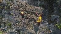 Kalau kamu anak gunung banget dan suka kegiatan alam bebas, ini bisa kamu coba yaitu panjat tebing di Ciampea. Tempat latihan TNI AD nih (My Trip My Adventure)