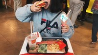 Burger jadi salah satu makanan favorit kekasih dari adik Petra Sihombing ini. Tak hanya burger, ada kentang goreng hingga es krim di tangannya. Foto: Instagram @cindercella