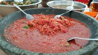 Sepertinya Dosen Keuangan dan Kebijakan Publik ini pencinta makanan pedas. Kali ini ia memotret sambal mentah dengan perasan jeruk limau. Foto: Instagram dahnil_anzar_simanjuntak