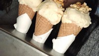 Melihat Instagram pribadinya, ternyata adik Adrian ini pencinta dessert manis, apalagi es krim. Lihat aja ekspresi senangnya saat berpose dengan es krim cone vanilla ini. Foto: Instagram euginepatricia