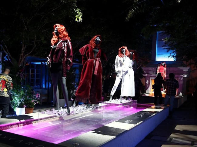 Inilah wujud sebagian dari koleksi yang laris manis tersebut saat dipamerkan di acara peluncurannya. Terdapat 82 pilihan fashion item yang ditawarkan. (Foto: Getty Images)