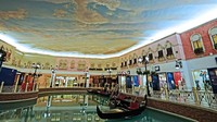 Cukup dengan membayar 10 real Qatar (Rp 40 ribu) per orang, traveler bisa naik gondola yang berkapasitas 4 orang. Kalau mau sendiri juga bisa, tapi bayar 20 real Qatar (Rp 80 ribu) (Villaggio Qatar)