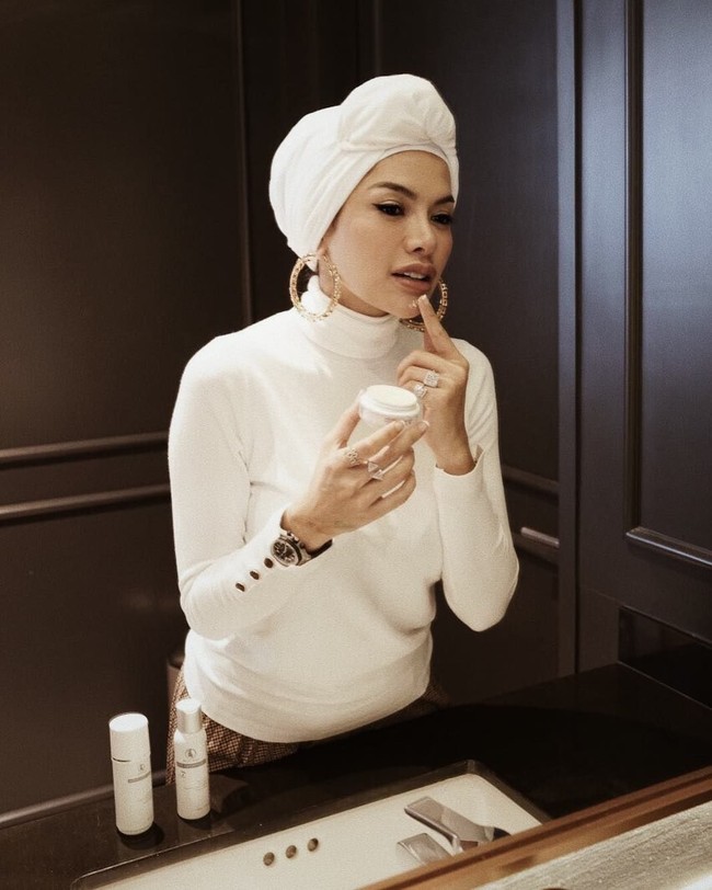 Nikita yang sedang hamil ini, memiliki turban yang terbuat dari pashmina. Turban yang ia pakai memiliki detail volume di atas dahi, seperti gaya penyanyi Malaysia Yuna Zarai. Foto: Instagram/NikitaMirzaniMawardi_17