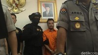 Haris Simamora tega membunuh Daperum sekeluarga yang masih berkerabat dengannya karena dendam. Haris Simamora mengaku sakit hati. 