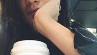 Wah, sepertinya Patricia sangat setuju dengan kalimat yang ada di bungkus cangkir kopi kemasannya ini. Ia bahkan menulis, On point advice from a coffee sleeve. Foto: Instagram euginepatricia