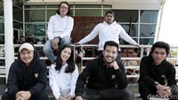 Dalam single ini, Payung Teduh membuatnya dalam formasi berenam yang diisi oleh Alejandro Saksakame, Comi Aziz Kariko, Ivan Penwyn, Marsya Ditia, Taufiq, dan Pandji Puranda.  Foto: Asep Syaifullah