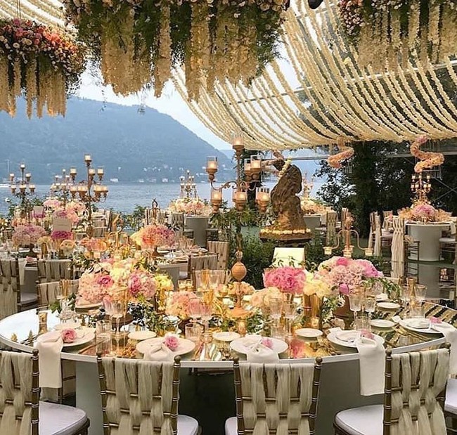 Dekorasi pernikahan Deepika dan Ranveer bak istana kerajaan. Ratusan mawar putih dan pink menghiasi lokasi pernikahan pasangan yang sudah empat kali main film bersama itu. Hanging garden nan indah menambah kemewahan dekorasi pernikahan mereka. Foto: Dok. AFP, Instagram