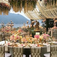 Dekorasi pernikahan Deepika dan Ranveer bak istana kerajaan. Ratusan mawar putih dan pink menghiasi lokasi pernikahan pasangan yang sudah empat kali main film bersama itu. Hanging garden nan indah menambah kemewahan dekorasi pernikahan mereka. Foto: Dok. AFP, Instagram