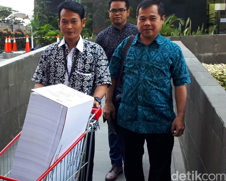 Diangkut Troli, Begini Tebal Berkas Dakwaan KPK di Kasus DPRD Sumut Diangkut Troli, Begini Tebal Berkas Dakwaan KPK di Kasus DPRD Sumut
