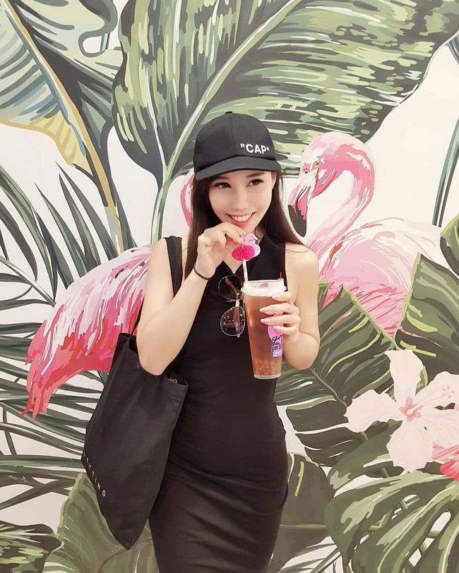 Saya sebenarnya dicopot dari gelar Miss Bikini Universe 2018 karena saya meminta pembaruan tentang hadiah, dan penyelenggara merasa tersinggung kemudian memutuskan untuk memecat saya. Bagaimana ini bisa terjadi?, tulis Feline di akun Facebooknya yang disertakan dengan percakapan WhatsApp dengan wanita penyelenggara kontes. Foto: Instagram