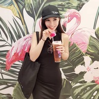 Saya sebenarnya dicopot dari gelar Miss Bikini Universe 2018 karena saya meminta pembaruan tentang hadiah, dan penyelenggara merasa tersinggung kemudian memutuskan untuk memecat saya. Bagaimana ini bisa terjadi?, tulis Feline di akun Facebooknya yang disertakan dengan percakapan WhatsApp dengan wanita penyelenggara kontes. Foto: Instagram