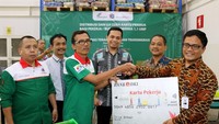 Direktur Bisnis Bank DKI, Babay Parid Wazdi bersama perwakilan Konfederasi Serikat Pekerja Indonesia menunjukkan Kartu Pekerja Jakarta usai pendistribusian dan uji coba kartu pekerja bagi buruh penerima 1,1 UMP disaksikan oleh Plt Kabid Hubungan Industrial dan Kesejahteraan Pekerja Dinas Tenaga Kerja dan Transmigrasi DKI Jakarta, Purnomo dan Direktur Usaha dan Pengembangan Perumda Pasar Jaya, Anugerah Esa di Jakarta. Kamis (15/11/2018). Foto: dok. Bank DKI
