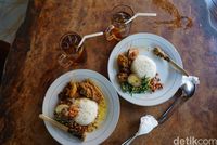 Makan di Warung Ayam Ibu Oki (Syanti/detikTravel)