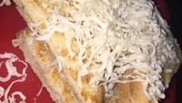 Roti sadwich dipanggang baru ditaburi keju cheddar parut hingga menutupi toyi. Yummy! Foto : Instagram @richcafecorner