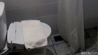 Di dalam kamar, ada toilet yang nyaman. Aminities juga lengkap. Ada minibar, smart TV, hingga USB plug buat ngecharge handphone. (Wahyu/detikTravel)