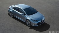 Corolla merupakan mobil Toyota paling laris sepanjang masa dengan penjualan sebanyak 46 juta di seluruh dunia sejak generasi pertama muncul di tahun 1966. Peningkatan fitur baru selalu diperkenalkan di setiap evolusi Corolla dari waktu ke waktu untuk memenuhi kebutuhan pada masanya dengan terus mewariskan DNA reliabilty and usability dari generasi pertama. Istimewa/Toyota. 