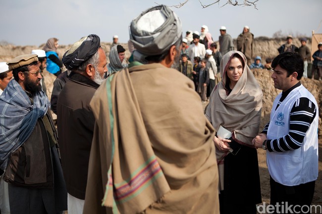 Februari 2018 lalu, Angelina Jolie kembali mengunjungi pengungsi Syuriah di Yordania. Ia mengungkapkan keprihatinannya melihat para pengungsi tidak mendapatkan kehidupan yang layak.  Foto: Getty Images