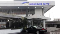 Di dalam dermaga tersebut, terdapat beberapa fasilitas di antaranya hotel dan mal.