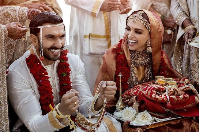 Aktris India Deepika Padukone yang pernah diancam dipenggal karena main film Padmaavat resmi menikah dengan aktor Ranveer Singh. Deepika dan Ranveer menggelar upacara tradisional khas India Selatan, Konkani di Villa del Balbianello, Lake Como, Italia pada 15 November 2018. Keesokan harinya pada 16 November, kedua mempelai menggelar lagi upacara tradisional Sindhi. Foto: Dok. AFP, Instagram