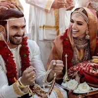Aktris India Deepika Padukone yang pernah diancam dipenggal karena main film Padmaavat resmi menikah dengan aktor Ranveer Singh. Deepika dan Ranveer menggelar upacara tradisional khas India Selatan, Konkani di Villa del Balbianello, Lake Como, Italia pada 15 November 2018. Keesokan harinya pada 16 November, kedua mempelai menggelar lagi upacara tradisional Sindhi. Foto: Dok. AFP, Instagram