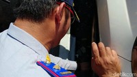 Dalam operasi tersebut diterapkan sanksi cabut pentil dan penempelan stiker sesuai dengan isi Keputusan Wali Kota (Kepwal) yang telah disosialisasikan sejak dua pekan lalu.