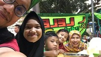 Pria berkaca mata ini adalah sosok ayah yang dekat dengan kedua anaknya. Bersama sang istri, Dahnil mengajak keluarga kecilnya makan pecel lele. Foto: Instagram dahnil_anzar_simanjuntak