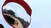 Teguh menjelaskan pemasangan turap di Kali Item termasuk dalam program Dinas SDA tahun 2018 dalam rangka penataan pembangunan saluran kali. Proyek itu dikerjakan oleh bidang aliran timur SDA.