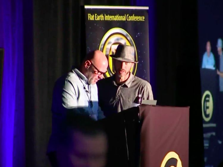 Penganut Bumi Datar Berkumpul Memantapkan Keyakinannya