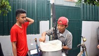 Untuk membuat konten video, Ijal selalu melakukan syuting di daerah dekat rumahnya di kawasan Cawang Halim Jakarta Timur. Ia juga turut mengajak Joker, penjual siomay yang tak kalah kocak. Foto: Instagram @mrijalmulyana2