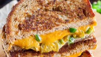 Sandwich panggang dengan isian paprika hijau dan smoked cheddar ini rasanya renyah creamy gurih. Bikin ngiler ya? Foto : Instagram @thrivemags
