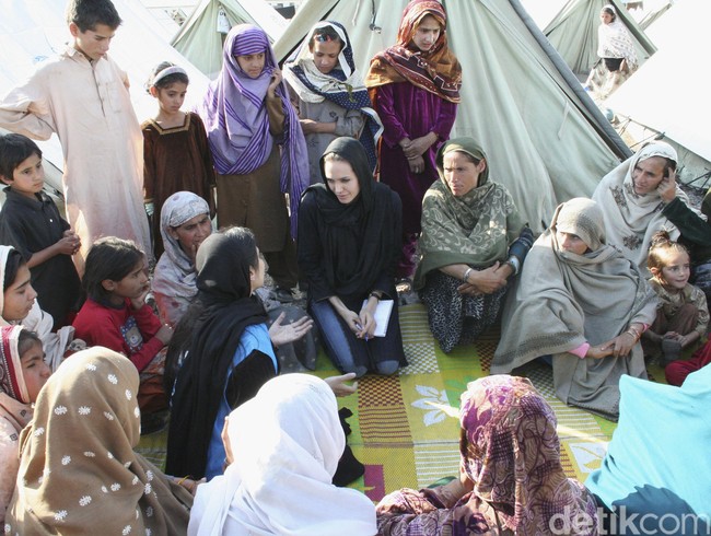 Tak hanya Angelina Jolie, model ternama Gigi Hadid juga pernah mengunjungi pengungsi. Ia juga pernah terlihat memakai pashmina saat bertemu kumpulan ibu-ibu pengungsi yang beragama Islam. Foto: Getty Images