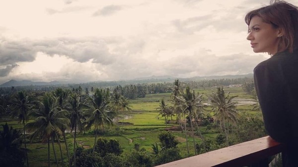 Najwa juga menikmati eloknya hamparan sawah di Batusangkar. Adem ya Mbak Nana? (najwashihab/Instagram)