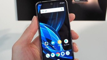 Mungkin ponsel ini jangan diletakkan dekat-dekat dengan Aquos R2. Foto: Android Community