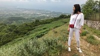 Gaya travelingnya juga modis dan stylish! (claudiashkim/Instagram)
