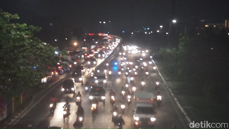Sempat Ditutup karena Kecelakaan, Lalin di Flyover Pesing Lancar Sempat Ditutup karena Kecelakaan, Lalin di Flyover Pesing Lancar