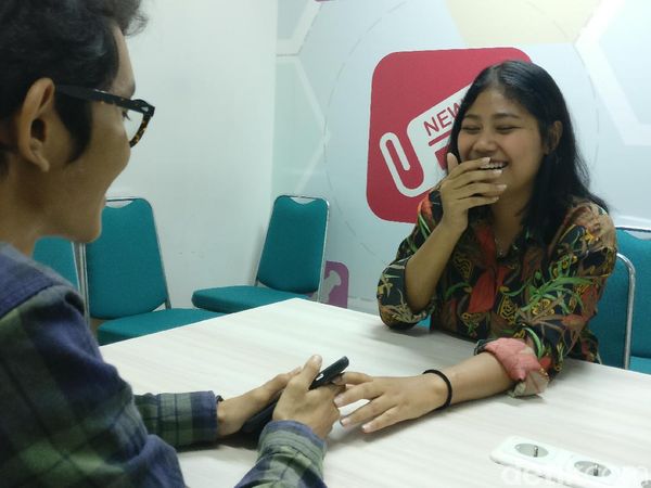 7 Bahasa Tubuh Tanda Seseorang Tertarik Sama Kamu