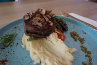 Seruput Kopi di Cliq, Resto Nuansa Retro yang Super Instagram-able