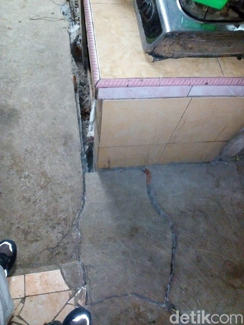 Warga Ponorogo Cemaskan Retakan di Lantai Rumah, Kades: Itu Lama Warga Ponorogo Cemaskan Retakan di Lantai Rumah, Kades: Itu Lama