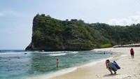 Walau cuacanya terik, namun air di Pantai Atuh tetaplah sejuk. Pantas saja ramai wisatawan yang tetap berenang tatkala terik. (Syanti/detikTravel)