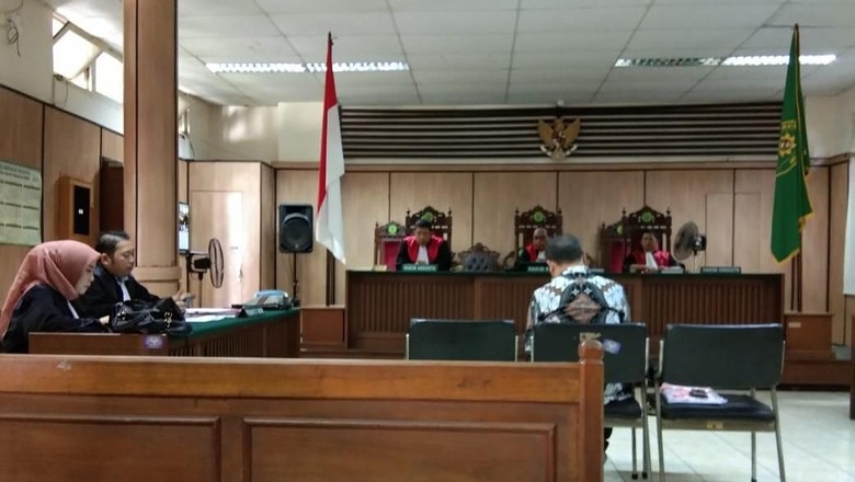 Bagi-bagi Minyak Goreng, Caleg Perindo Dituntut Setahun Penjara Bagi-bagi Minyak Goreng, Caleg Perindo Dituntut Setahun Penjara