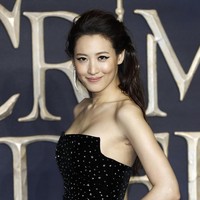 Claudia memakai rancangan Christian Siriano dari koleksi musim gugur 2018. Gaun tampil mencuri atensi dengan permainan payet dan sequin yang dibuat menyerupai rasi bintang. Foto: Dok. Getty Images