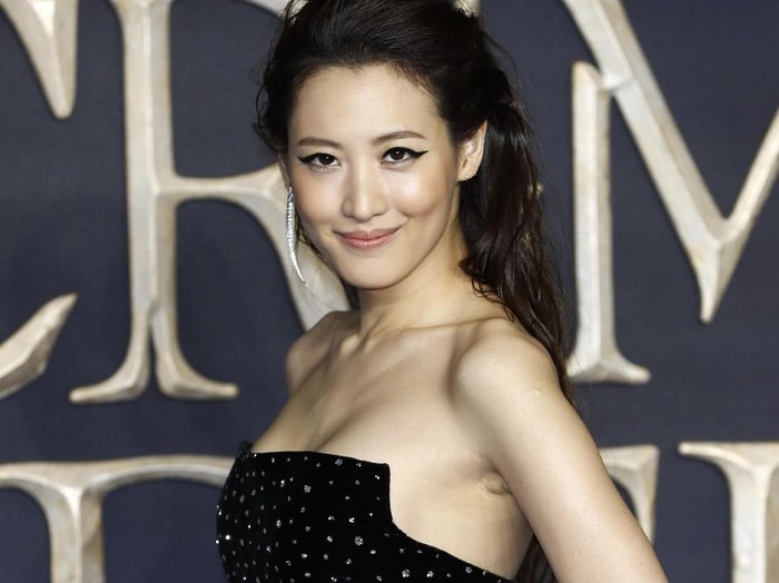 LONDON, ENGLAND - NOVEMBER 13: Claudia Kim signs autographs at the UK Premiere of Fantastic Beasts: The Crimes Of Grindelwald at Cineworld Leicester Square on November 13, 2018 in London, England. (Photo by John Phillips/Getty Images)