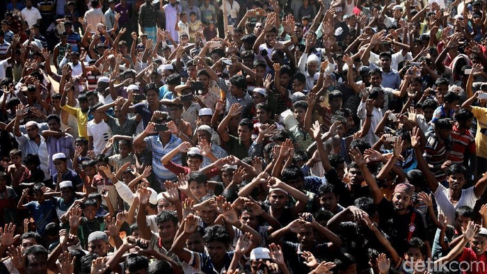 Aksi Pengungsi Rohingya Tolak Repatriasi Hundreds of Rohingya refugees including children shout slogans as they protest against their repatriation at the Unchiprang camp in Teknaf, Bangladesh November 15, 2018. REUTERS/Mohammad Ponir Hossain