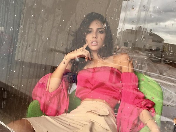 Saat main ke Kota Monteria, Laura mengabadikan dirinya dengan latar bayangan kota saat hujan. (laurabarjum/Instagram) Saat main ke Kota Monteria, Laura mengabadikan dirinya dengan latar bayangan kota saat hujan. (laurabarjum/Instagram)