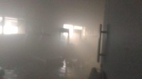 Asap terlihat memenuhi ruang fitness kantor Kementerian Pertahanan. Api padam pukul 07.02 WIB (Twitter humasjakfire)