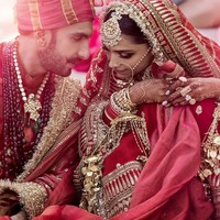 Dalam upacara pernikahannya yang digelar dengan upacara Konkani, Deepika memakai baju tradisional India, sari berwarna merah-emas. Busana yang dipakainya itu merupakan karya desainer ternama India, Sabyasachi Mukherjee. Foto: Dok. AFP, Instagram