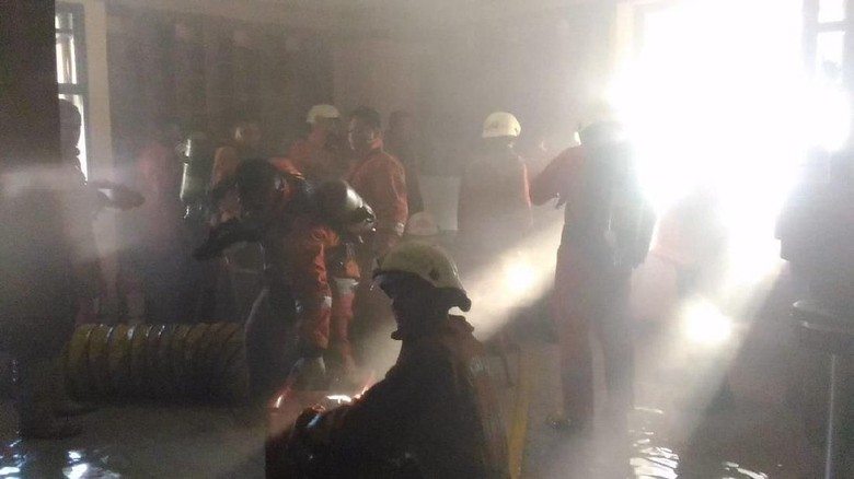 Total 11 Damkar Diterjunkan untuk Padamkan Kebakaran di Kemhan Total 11 Damkar Diterjunkan untuk Padamkan Kebakaran di Kemhan