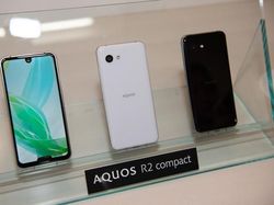 Sharp Aquos R2 Compact, Ponsel Pertama Punya Poni & Jenggot